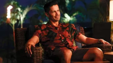 Red and black hawaiian shirt worn by Thomas Magnum (Jay Hernandez) as seen in Magnum P.I. (S05E05)