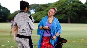 Pantalon imprimé porté par Kumu (Amy Hill) dans les tenues de la série télévisée Magnum P.I. (saison 5 épisode 5)