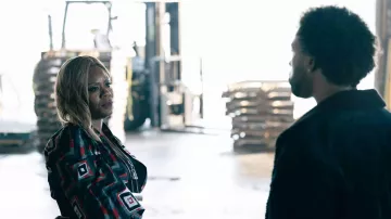 Veste imprimée portée par Big Mo (Andrene Ward-Hammond) comme on le voit dans la garde-robe de l’émission Your Honor (S02E09)