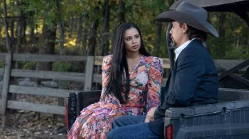 Robe à fleurs portée par Jordan dans la série télévisée Farmer Wants A Wife (saison 1, épisode 1)