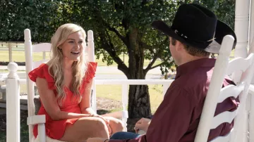 Robe rouge portée par Meghan dans Farmer Wants A Wife (saison 1 épisode 1)