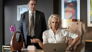 Montre en or portée par Rebecca Welton (Hannah Waddingham) dans la garde-robe de la série télévisée Ted Lasso (saison 3)