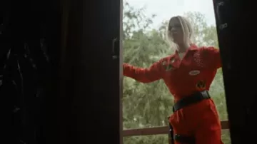 Mono rojo usado por Becky (Lulu Wilson) como se ve en la película The Wrath of Becky