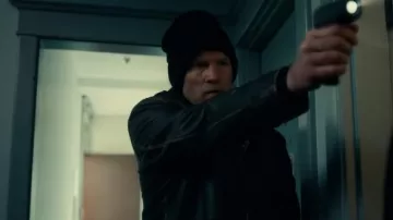 Bonnet noir porté par Kessler (Sam Worthington) vu dans Simulant