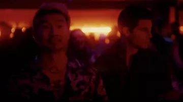Chemise imprimée portée par Casey (Simu Liu) vue dans le film Simulant