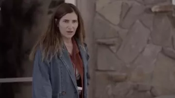 Veste blazer en jean portée par Clare Pierce (Kathryn Hahn) dans les tenues de la série télévisée Tiny Beautiful Things (saison 1)
