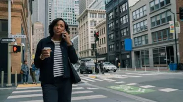 Haut rayé porté par Jules (Aisha Tyler) comme on le voit dans les tenues de la série télévisée The Last Thing He Told Me (saison 1)