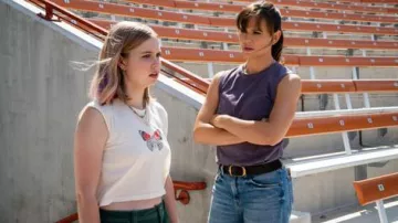 T-shirt papillon porté par Bailey (Angourie Rice) comme on le voit dans The Last Thing He Told Me (saison 1)