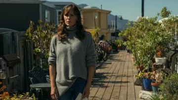 Pull gris à col roulé porté par Hannah (Jennifer Garner) comme on le voit dans The Last Thing He Told Me (saison 1)