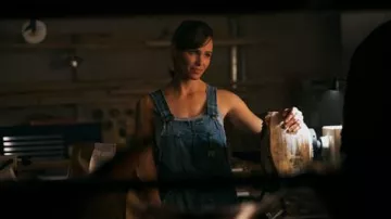 Combinaison en jean portée par Hannah (Jennifer Garner) comme on le voit dans la garde-robe The Last Thing He Told Me (saison 1)