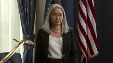Collier porté par Diane Farr (Hong Chau) dans la série télévisée The Night Agent (saison 1)