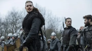 Costume de fourrure porté par Uhtred (Alexander Dreymon) comme on le voit dans The Last Kingdom: Seven Kings Must Die