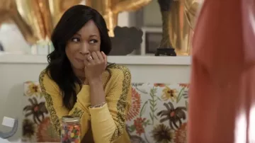Pull jaune porté par Cass (Gabrielle Dennis) comme on le voit dans The Big Door Prize (saison 1)