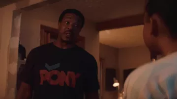 T-shirt poney porté par Charles Flenory (Russell Hornsby) dans les tenues de la série télévisée BMF (S02E09)