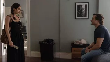 Robe noire portée par Elena Santos (Mariel Molino) dans les tenues de la série télévisée The Watchful Eye (S01E08)