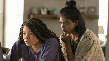 Collier avec une perle et quelque chose comme un poivre et des fruits en verre de Murano porté par June (Storm Reid) dans Missing