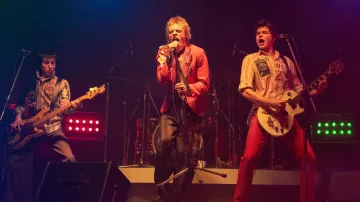 Blazer rosa usado por John Lydon (Anson Boon) en el programa de televisión Pistol (Temporada 1 Episodio 3)