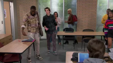 Adidas Sneakers portées par Malcolm Butler (Sheaun McKinney) comme on le voit dans la série télévisée The Neighborhood (saison 5, épisode 15)