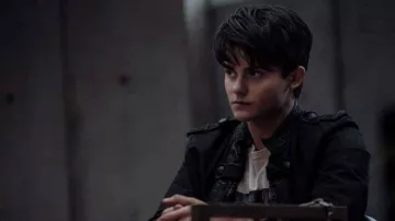 Veste noire portée par Cullen Row (Tyler DiChiara) dans la garde-robe de la série télévisée Gotham Knights (S01E01)