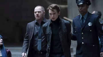 Chaqueta usada por Turner Hayes (Oscar Morgan) como se ve en los trajes de la serie de televisión Gotham Knights (S01E01)