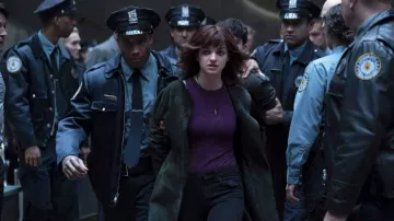 Manteau porté par Duela (Olivia Rose Keegan) vu dans la série télévisée Gotham Knights (S01E01)