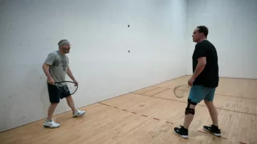 Zapatillas New Balance usadas por William Henry Devereaux Jr (Bob Odenkirk) como se ve en Lucky Hank (S01E01)