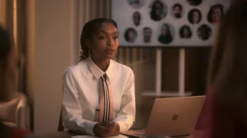 Cravate rayée rose portée par Zoey Johnson (Yara Shahidi) vue dans grown-ish (S05E18)