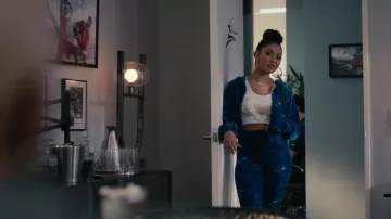 Cross Colours Mineral Wash Velour Crop Zip Sweat à capuche et faux daim pantalon à bas cloche porté par Jazlyn Martin (Jackie) à Bel-Air (S02E04)
