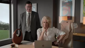 Blusa blanca usada por Rebecca Welton (Hannah Waddingham) como se ve en Ted Lasso (Temporada 3 Episodio 1)