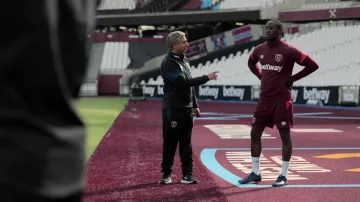 Zapatillas Umbro usadas por Nathan Shelley (Nick Mohammed) como se ve en Ted Lasso (S03E01)