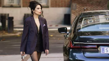 Chaqueta de blazer a cuadros usada por Helen Tasker (Ginger Gonzaga) como se ve en los trajes del programa de televisión True Lies (Temporada 1 Episodio 3)