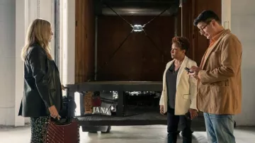 Veste blazer en cuir portée par Brooke Dubek (Heléne Yorke) comme on le voit dans The Other Two Tenues de la série télévisée (saison 3)
