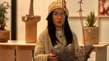 Gorro de punto usado por Amy Lau (Ali Wong) como se ve en los trajes de la serie de televisión Beef (Temporada 1)