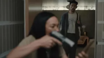 Camiseta blanca impresa usada por George Nakai (Joseph Lee) como se ve en el programa de televisión Beef (Temporada 1)