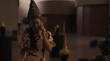 Vestido estampado usado por Amy Lau (Ali Wong) como se ve en los trajes de la serie de televisión Beef (Temporada 1)