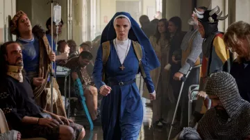 Costume bleu porté par Simone (Betty Gilpin) dans les tenues de la série télévisée Mrs. Davis (saison 1)