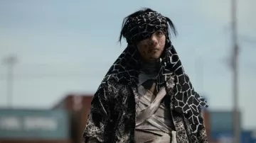 La camisa estampada usada por Suguru Niragi (Dori Sakurada) en la serie de televisión Alice In Borderland (S02E01)