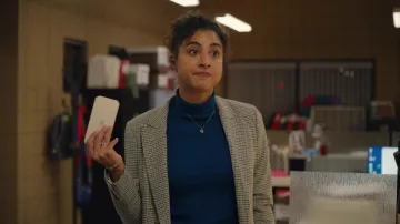 Pull à col roulé côtelé bleu porté par Emily Price (Vella Lovell) dans la garde-robe de la série télévisée Animal Control (S01E05)