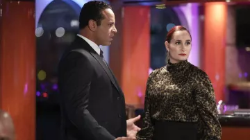 Chemisier imprimé léopard porté par Ida (Veronica Burgess) vu dans The Company You Keep (S01E04)