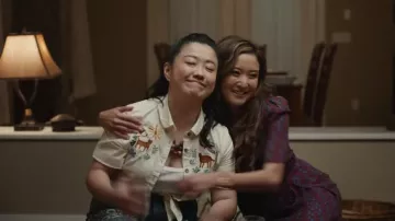 Chemise crop brodée portée par Lolo (Sherry Cola) comme on le voit dans Joy Ride