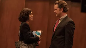 Sac à main en cuir porté par Alex Forrest (Lizzy Caplan) comme on le voit dans la série télévisée Fatal Attraction (saison 1)