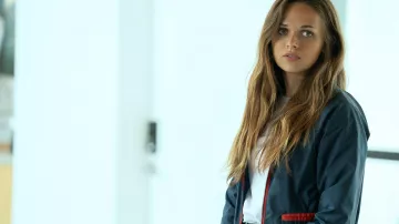 Chaqueta con cremallera usada por Ellen Gallagher (Alyssa Jirrels) como se ve en el vestuario del programa de televisión Fatal Attraction (Temporada 1)