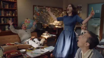 Robe bleue portée par Miriam 'Midge' Maisel (Rachel Brosnahan) comme on le voit dans la garde-robe de la série télévisée The Marvelous Mrs. Maisel (saison 5)