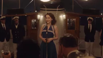 Robe bleu marine portée par Miriam 'Midge' Maisel (Rachel Brosnahan) comme on le voit dans The Marvelous Mrs. Maisel (saison 5)