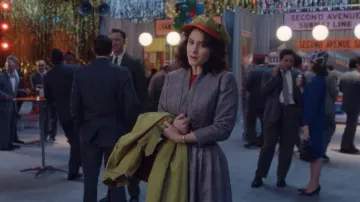 Casquette au chapeau vert portée par Miriam 'Midge' Maisel (Rachel Brosnahan) comme on le voit dans The Marvelous Mrs. Maisel Wardrobe (saison 5)