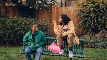 Pantalon matelassé porté par Yas (Vivian Oparah) comme on le voit dans le film Rye Lane