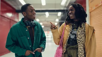 Chaqueta verde usada por Dom (David Jonsson) como se ve en el vestuario de la película Rye Lane