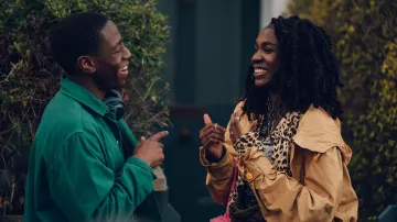 Manteau de pluie porté par Yas (Vivian Oparah) vu dans Rye Lane