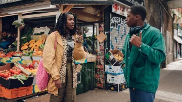 Sac fourre-tout en fourrure rose porté par Yas (Vivian Oparah) vu dans Rye Lane
