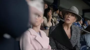 El abrigo usado por Rebecca Welton (Hannah Waddingham) en la serie Ted Lasso (S03E02)